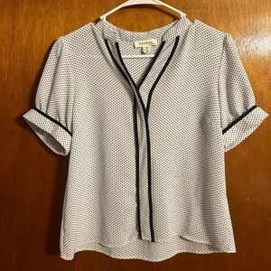 Monteau women’s shirt size medium. White with black polka dot.
